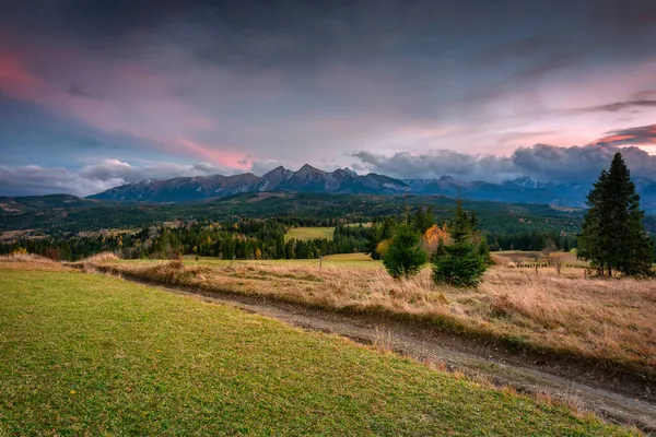 Ein Farbenfroher Sonnenuntergang Über Der Herbstlichen Tatra Der Pass Über — Stockfoto