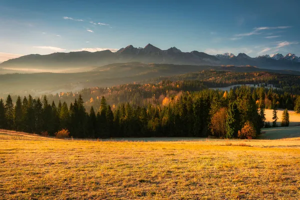 Pierwsze Promienie Wschodzącego Słońca Nad Jesiennymi Tatrami Przełęcz Nad Lapszanką — Zdjęcie stockowe