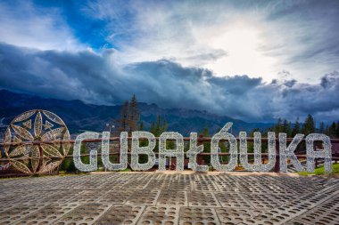 Zakopane, Polonya - 4 Kasım 2021: Tatra Dağları Gubalowka, Zakopane 'nin tepesinden manzara. Polonya.