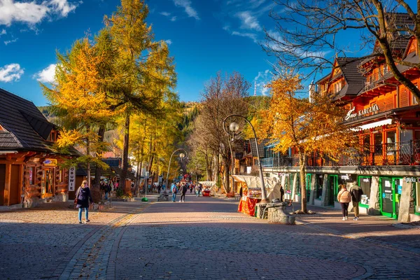 波兰Zakopane 2021年11月4日 秋天Zakopane的Krupowki大街上的居民 克鲁波基街是波兰Zakopane的主要购物和餐馆区 — 图库照片