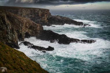 Fırtınalı havada Mizen Tepesi kıyıları, Co. Cork, İrlanda