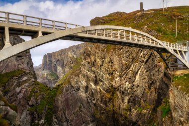 Cork, İrlanda 'daki Mizen Head köprüsü..