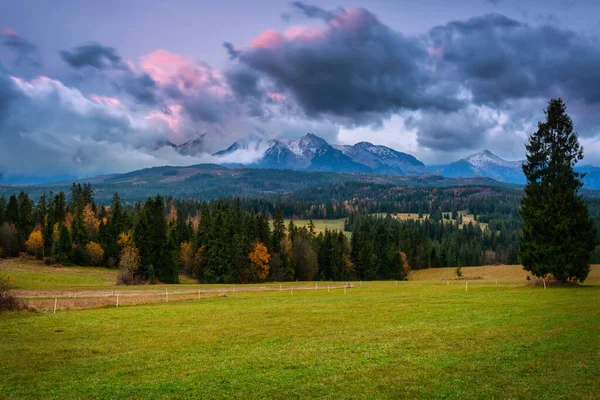 Amanecer Nublado Sobre Las Montañas Otoñales Tatra Paso Sobre Lapszanka —  Fotos de Stock