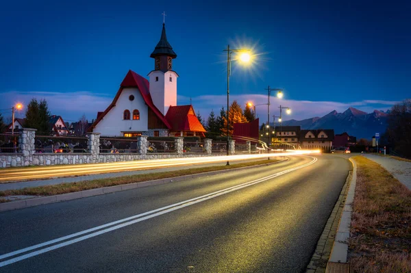 チャルナ ゴラの教会と夕暮れ時のタトラ山脈への道 ポーランド — ストック写真