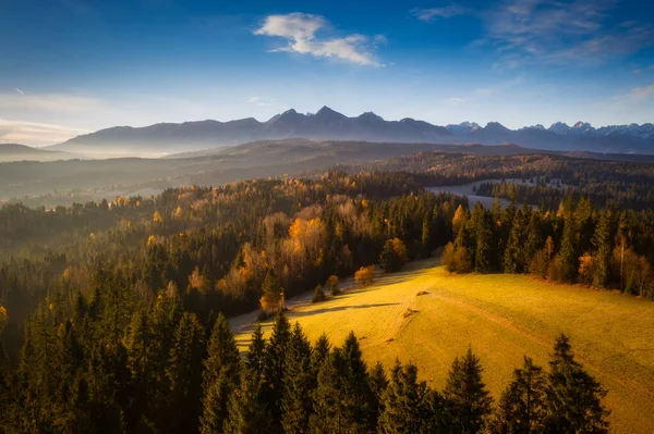 Primeiros Raios Sol Nascente Sobre Montanhas Tatra Outonais Passe Sobre — Fotografia de Stock