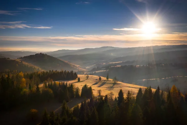 Los Primeros Rayos Del Sol Naciente Sobre Las Montañas Otoñales — Foto de Stock