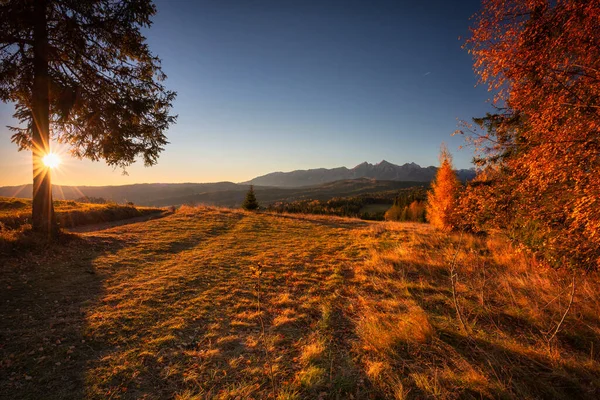 Primeiros Raios Sol Nascente Sobre Montanhas Tatra Outonais Passe Sobre — Fotografia de Stock