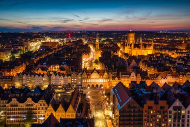 Gdansk 'taki eski kasabanın hava manzarası alacakaranlıkta. Polonya.