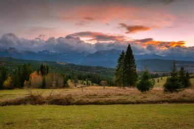 Tatra Dağları 'nın üzerinde güzel bir günbatımı. Polonya 'daki Lapszanka geçidi..