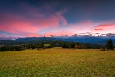 Tatra Dağları 'nın üzerinde güzel bir günbatımı. Polonya 'daki Lapszanka geçidi..