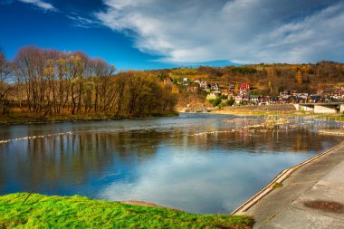 Sonbaharda Dunajec Nehri 'nin güzel manzarası. Szczawnica, Polonya