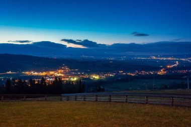 Geceleri Tatra Dağları 'na giden güzel bir teroad manzarası. Polonya