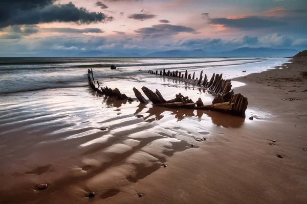 Wrak Statku Sunbeam Plaży Rossbeigh Zachodzie Słońca Irlandia — Zdjęcie stockowe