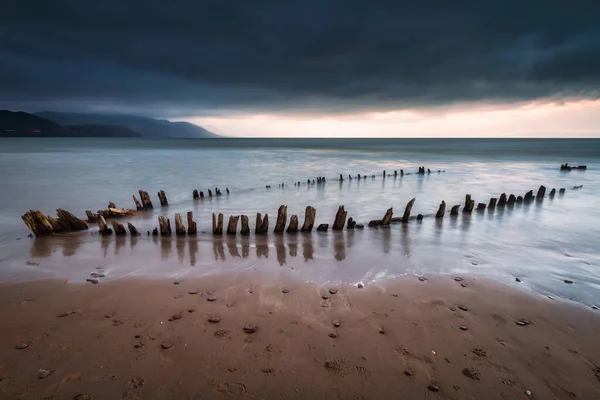 Het Zonnestraalschip Wrak Het Strand Van Rossbeigh Bij Zonsondergang Ierland — Stockfoto