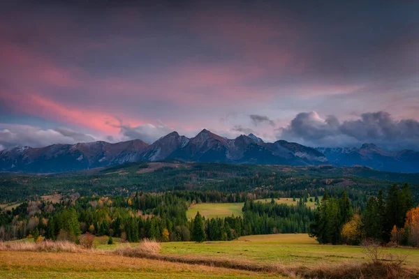 Una Hermosa Puesta Sol Sobre Las Montañas Tatra Paso Sobre —  Fotos de Stock