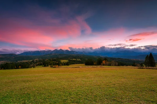 Lindo Pôr Sol Sobre Montanhas Tatra Passe Sobre Lapszanka Polônia — Fotografia de Stock