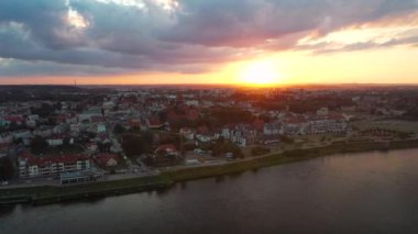Gün batımında Vistula Nehri 'nin kıyısındaki Tchew' in güzel manzarası. Polonya