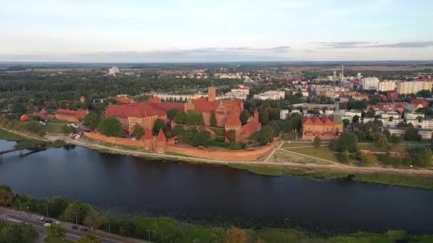 Όμορφο Κάστρο Malbork Πάνω Από Τον Ποταμό Nogat Στο Ηλιοβασίλεμα — Αρχείο Βίντεο