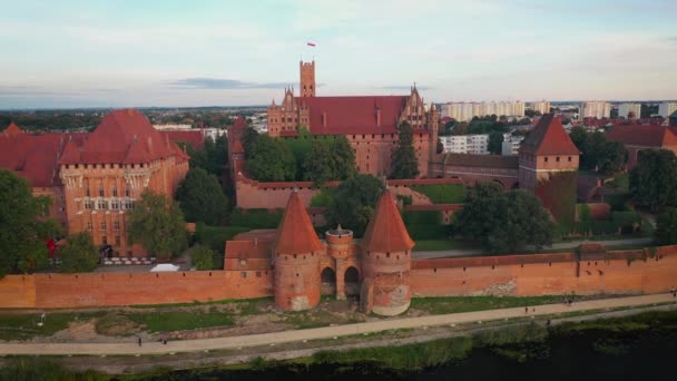 Prachtig Malbork Kasteel Nogat Rivier Bij Zonsondergang Polen — Stockvideo