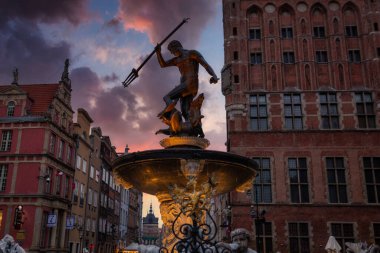 Gdansk, Polonya - 11 Kasım 2021: Gdansk 'taki eski şehrin güzel mimarisi ve Neptün çeşmesi, Polonya