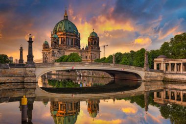 Berlin Katedrali gündoğumunda Spree Nehri 'ne yansıdı, Almanya.