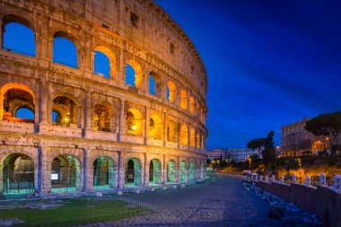 Roma 'daki Kolezyum gece aydınlandı, İtalya