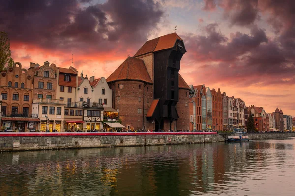 Gdansk, Polonya - 11 Kasım 2021: Polonya 'nın Ulusal Bağımsızlık Günü için Polonya bayraklarıyla süslenmiş tarihi Gdansk mimarisi.
