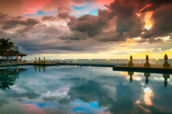 Vacker Solnedgång Speglas Vattnet Vid Havet Thailand — Stockfoto