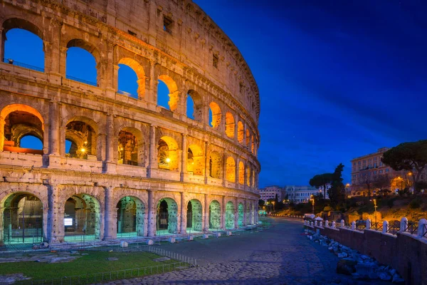 Colosseum Rom Upplyst Natten Italien — Stockfoto