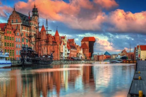 Gdansk Taki Eski Şehrin Güzel Manzarası Güneş Doğarken Motlawa Nehrinin — Stok fotoğraf
