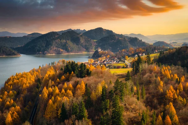 Hermoso Paisaje Lago Czorsztyn Montañas Pieniny Colores Otoñales Polonia —  Fotos de Stock