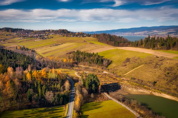 Hermoso Paisaje Lago Czorsztyn Montañas Pieniny Colores Otoñales Polonia — Foto de Stock