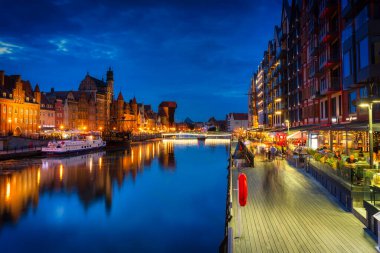 Gdansk, Polonya - 2 Ağustos 2020: Motlawa Nehri üzerinde yeni bir köprü ile Gdansk eski kasabasının muhteşem mimarisi. Polonya