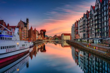 Gdansk - 31 Ekim 2020: Gdansk Motlawa nehri üzerinde eski güzel bir kasabayla gün doğumunda Polonya.
