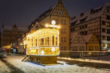 Gdansk, Polonya - 10 Aralık 2021: Gdansk 'taki Yeşil Köprü' de yılbaşı ışıklarıyla aydınlatılmış tramvay. Polonya