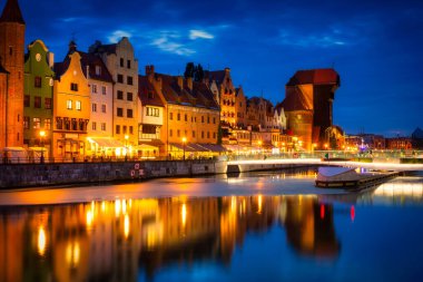 Gdansk 'ın eski kasabasının muhteşem mimarisi. Motlawa Nehri üzerinde yeni bir köprü. Polonya