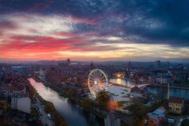 Gün batımında Gdansk şehrinin inanılmaz manzarası, Polonya