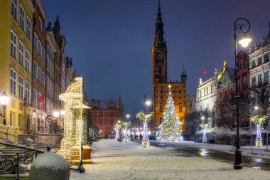 Eski Gdansk kasabasındaki güzel Noel ağacı kış gecesinde. Polonya
