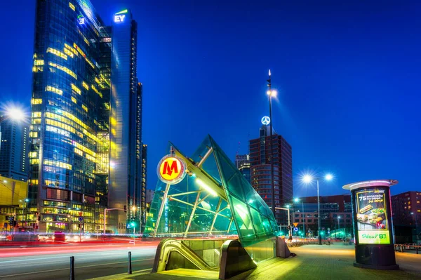 Warszawa Polen Februari 2021 Fantastisk Stadsbild Warszawa Med Tunnelbanestation Ingång — Stockfoto