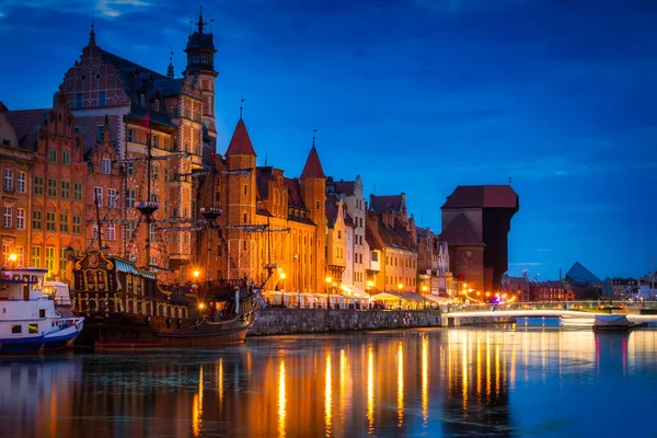 Csodálatos Építészet Gdansk Óvárosában Éjjel Egy Gyaloghíd Motlawa Folyó Felett — Stock Fotó