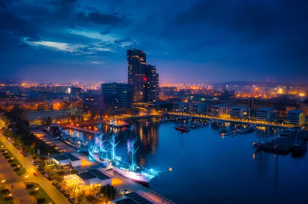 Gün batımında Baltık Denizi kıyısındaki Gdynia şehri. Polonya