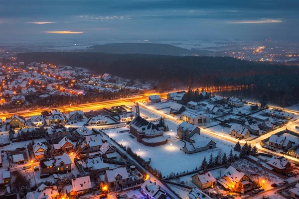 新雪に覆われた夕暮れ時の小さな村の空中風景 — ストック写真