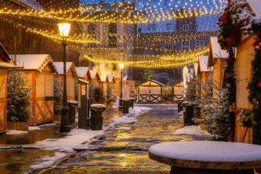 Gdansk, Polonya - 10 Aralık 2021: Polonya 'nın eski Gdansk kasabasındaki güzel Noel fuarı