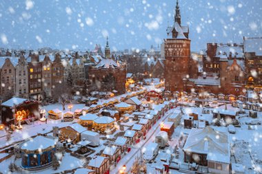 Karlı şafakta eski Gdansk kasabasında güzel bir Noel panayırı, Polonya
