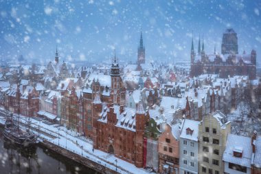 Karlı kış mevsiminde Gdansk 'ta Motlawa nehrinin üzerinde ortaçağ iskele vinci, Polonya