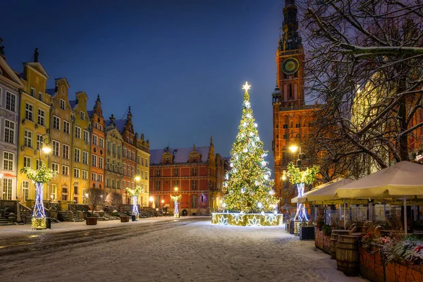 冬の夜にグダニスクの旧市街にある美しいクリスマスツリー ポーランド — ストック写真