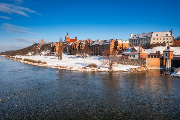 Σιταποθήκες Της Πόλης Grudziadz Αντανακλώνται Στον Ποταμό Βιστούλα Χιονισμένο Χειμώνα — Φωτογραφία Αρχείου