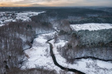 Radunia Nehri 'nin kış manzarası Kashubia' da. Polonya
