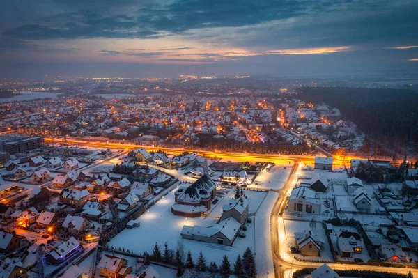 新雪に覆われた夕暮れ時の小さな村の空中風景 — ストック写真