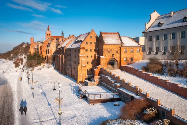 雪の多い冬にヴィスワ川によってGrudziadz市 ポーランド — ストック写真